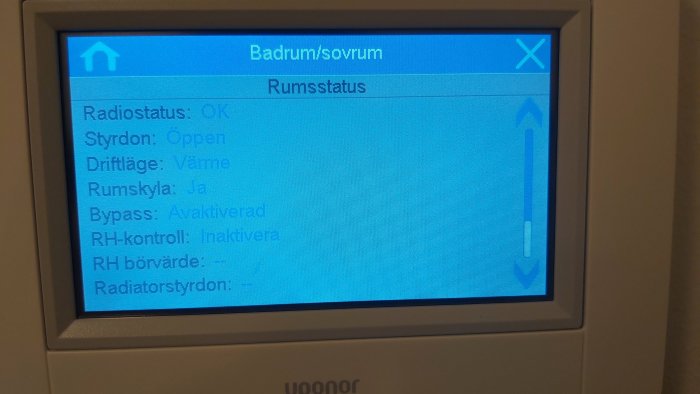 Skärm på Uponor golvvärmesystem som visar rumstatus med varmindikatorer och text "Badrum/sovrum".