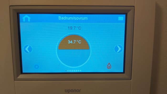 Uponor termostat visar temperatur för badrum/sovrum med inställd värme 19.7°C och aktuell värme 34.7°C.