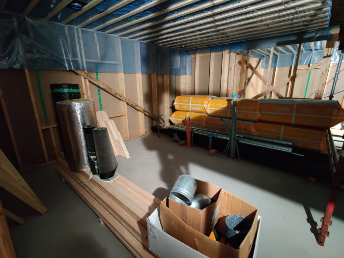 Obyggd vind med högtalare, byggmaterial och avfuktarutrustning.