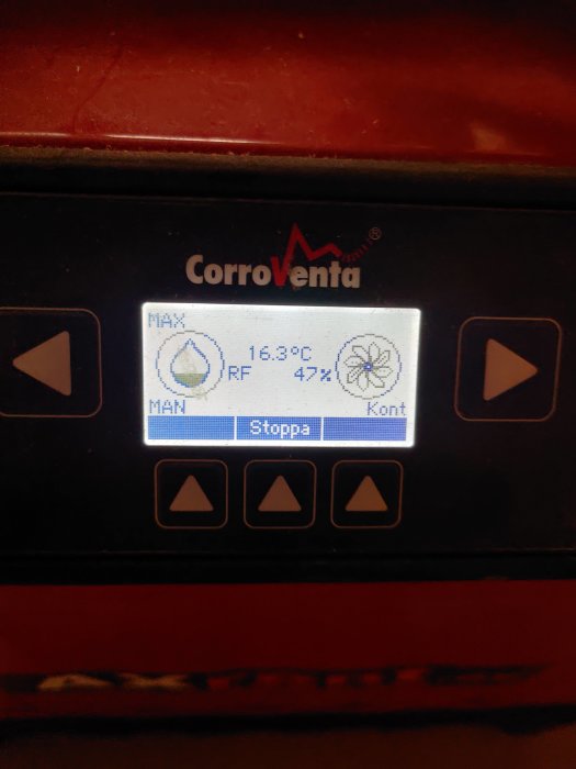 Display på en Corroventa avfuktare som visar en maxtemperatur på 16.3°C och en relativ fuktighet på 47%.