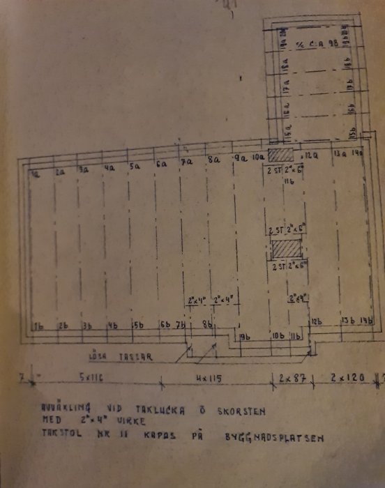 Gammal arkitektonisk ritning över en byggnad från 50-talet med måttmarkeringar för väggar och skorsten.