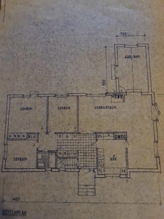 Gammal ritning av en bostadsplan från 50-talet, som visar en planlösning med kök och vardagsrum.