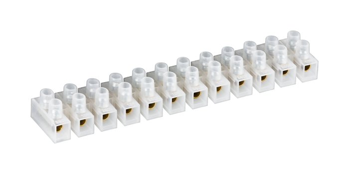 Vit plastkopplingslist med flera terminaler för elektriska installationer på vit bakgrund.