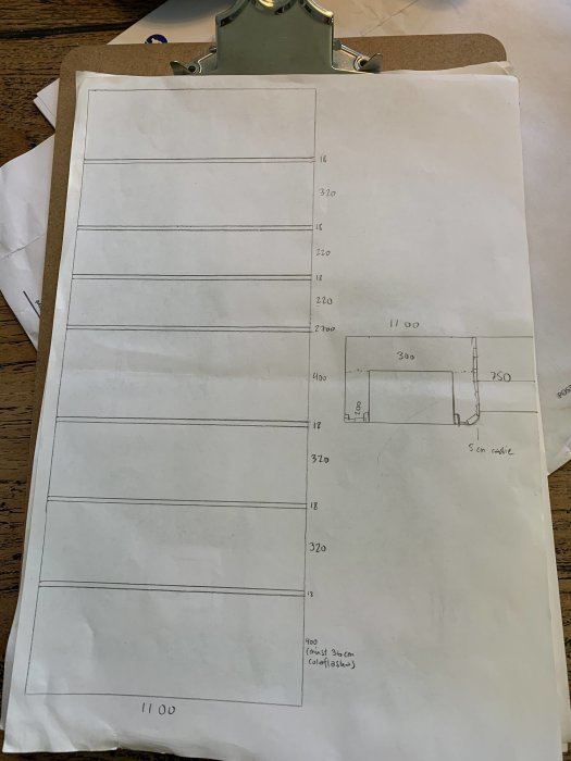 Ritning för skafferi med måttangivelser, U-formade hyllor och dörr med överljus markerat med 5 cm radie.