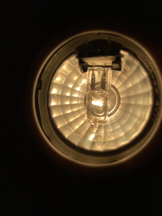 Tänd halogenlampa ovanifrån med reflekterande skärm i armaturen.