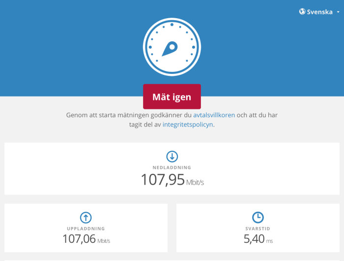 Skärmdump av resultaten från ett bredbandstest visar nedladdningshastighet 107,95 Mbit/s och uppladdningshastighet 107,06 Mbit/s.