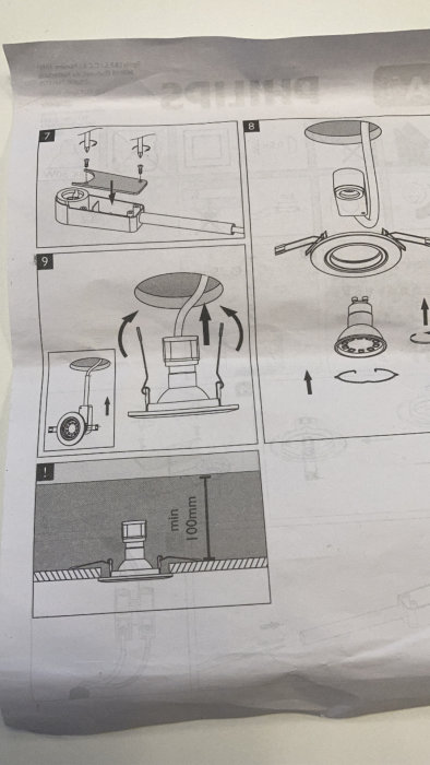 Instruktionsblad för montering av infälld belysning, visar fjäderfäste och rekommenderat utrymme.