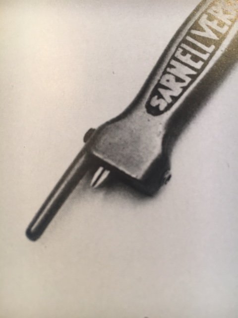 Närbild av en dubbelrits från märket Stanley för träarbete som används för att skapa precisa skåror.