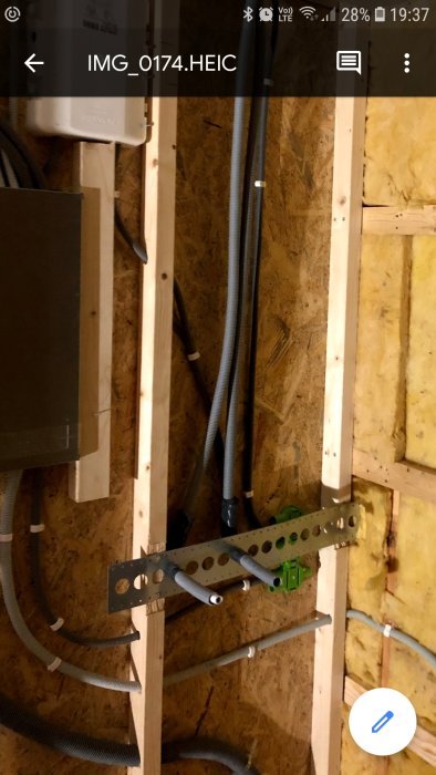 PEX-rör-i-rör installation i vägg, med genomföringshylsa och avståndshållare för vägggenomföring.
