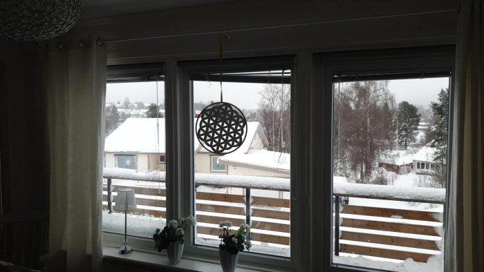 Tre fönster i ett sovrum visar tecken på kondens, med snötäckt utsikt och en inbyggd ventilation synlig.