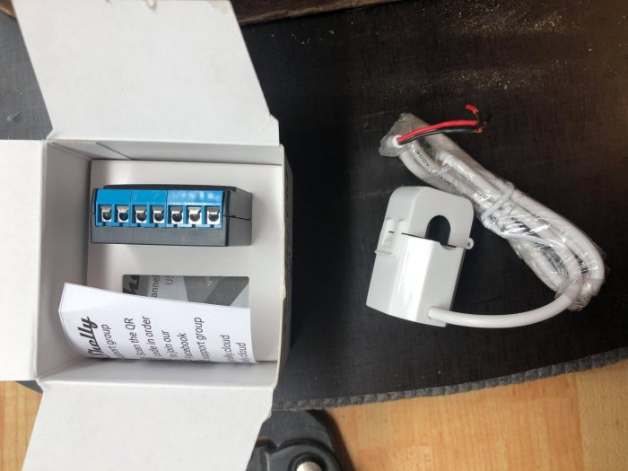 Ny elektrisk enhet med klämmor och kontaktor i öppnad förpackning, oanvänd och redo för montering.