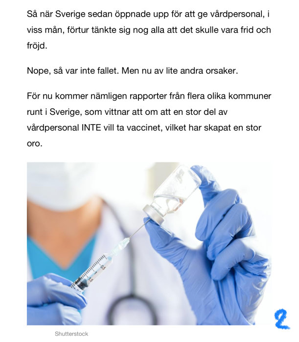 Vårdpersonal fyller en spruta med vaccin från en flaska.