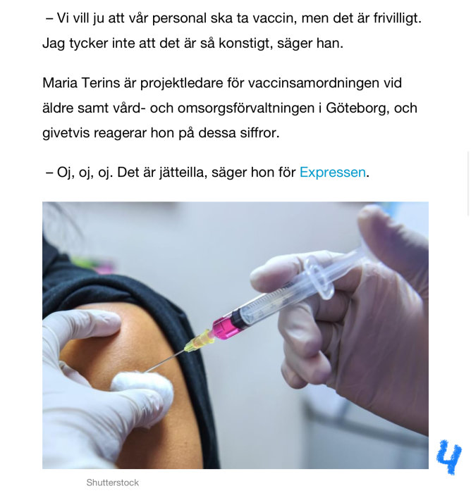 Närbild av en vaccination där en spruta administrerar vaccin i en persons överarm.