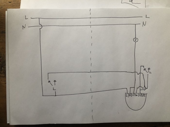 Handritat kopplingsschema för elinstallation med två brytare, märkta med L, N, S1 och SX.