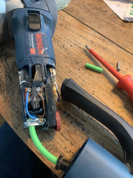 Bosch elverktyg med Plug-it-kabel uppgradering och verktyg på ett träbord.