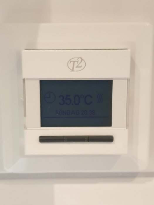 Digital termostat visar en temperatur på 35,0°C och texten "SÖNDAG 20:38".