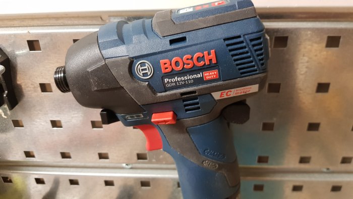 Bosch elverktyg monterat på väggpanel med 3D-utskriven hållare anpassad till Raaco system.