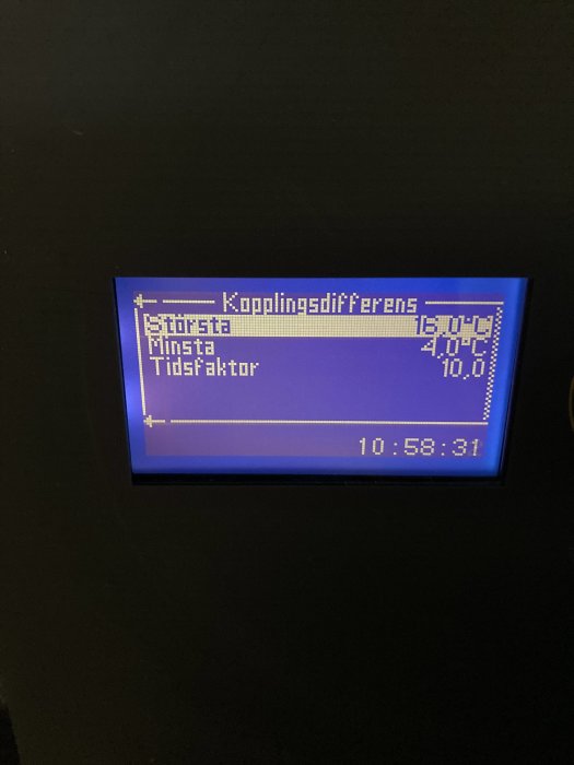 Digital display med texten 'Kopplingsdifferens', 'Största', 'Minsta', 'Tidsfaktor' och klockslag 10:58:31.