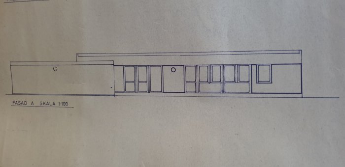 Arkitektritning av fasaden till en enplansvilla från 1973 med märkt skala.