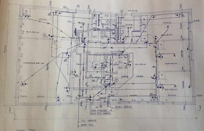 Antecknad planritning av en enplansvilla från 1973 visar förslag på att riva vägg för att slå ihop två sovrum.