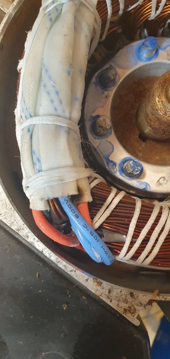 Skadade elektriska ledningar och sot i en motor indikerar en kortslutning, vilket kan vara orsaken till felet i vedklyven.