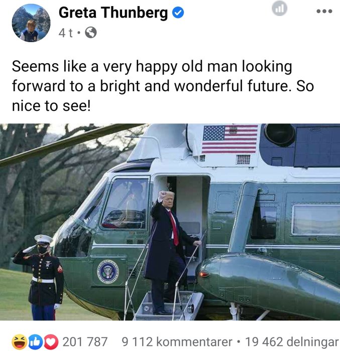 En äldre man ger tummen upp vid trappan till en helikopter medan en soldat står och hälsar.