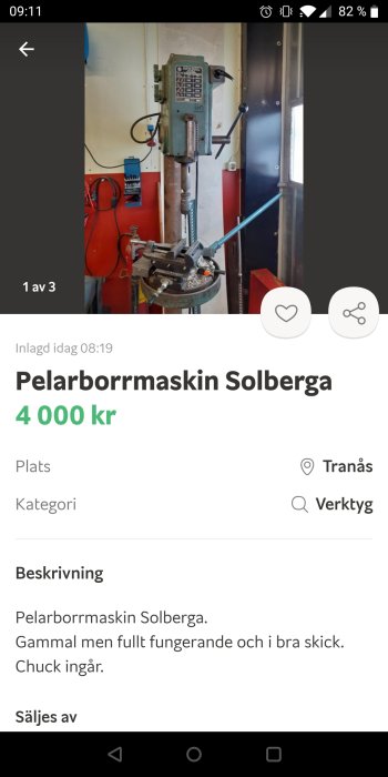 Äldre pelarborrmaskin av märket Solberga i verkstadsmiljö, inklusive chuck, prissatt till 4000 kr.