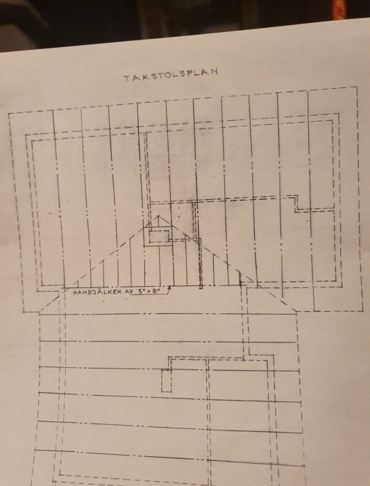 Ritning av en takstolsplan för ett timmerhus med markerat område för en handbalk av 5"x8" storlek.