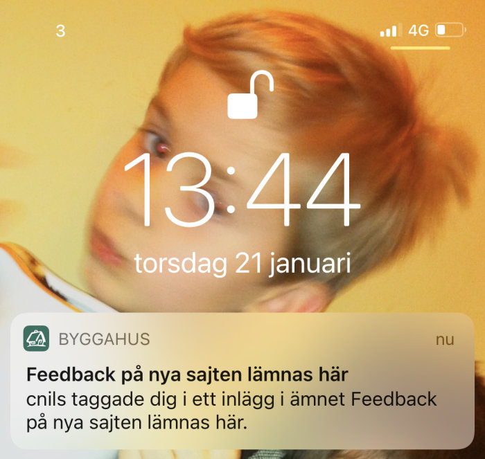 Skärmdump av en mobiltelefon som visar en pushnotis från BYGGAHUS appen överlappande klockan och datum.