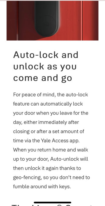 Smartlås på röd dörr med Yale-logotyp, text om automatiskt låsning och upplåsning via app.