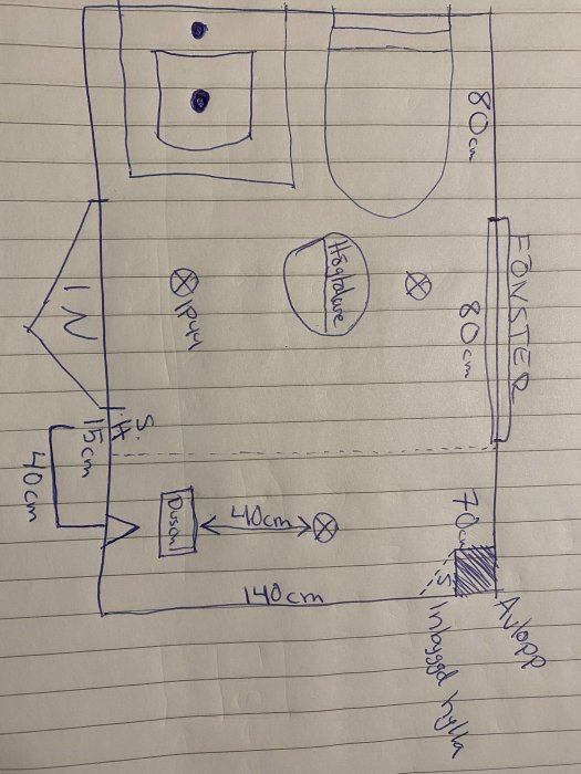 Handritad skiss av badrumsplan med måttangivelser, dusch, handdukstork och tänkt belysning.