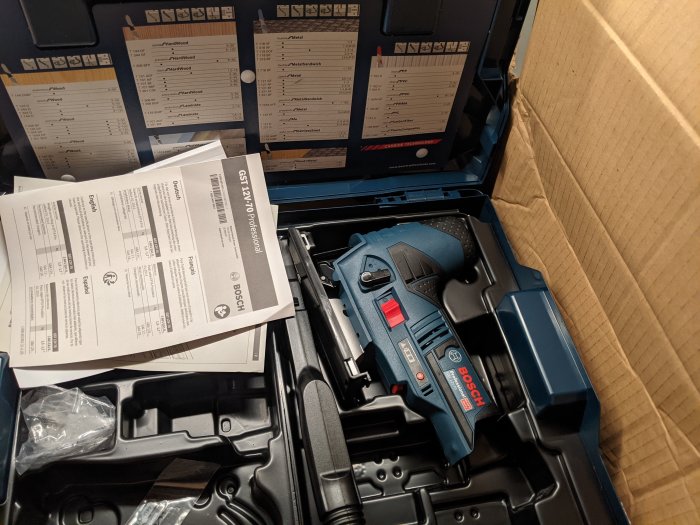 Ny Bosch sticksåg i plastväska med kartong och leveransdokument i bakgrunden.