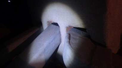 Otäta ventilationsrör mot mörk bakgrund där glipor syns där rören möter murstocken.