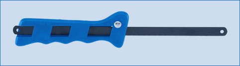 Bågfilsblad i blå hållare mot ljusgrå bakgrund.