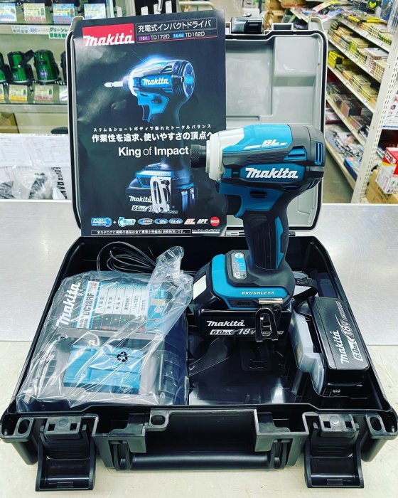 Ny Makita TD172 slagskruvdragare i verktygslåda med batteri, laddare och instruktionsmanual.