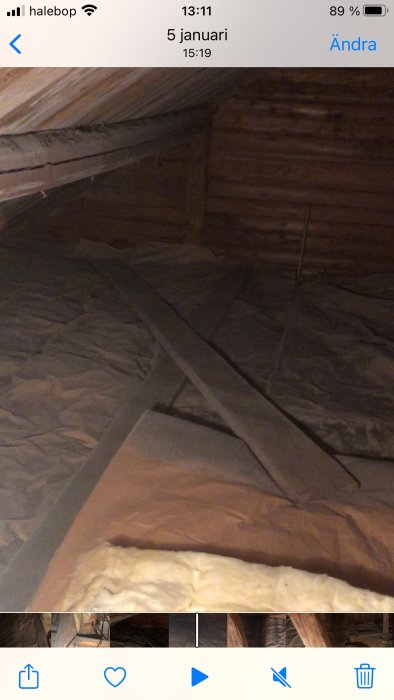Oisolerat vindsutrymme med synlig stock och takreglar, samt isolering på golvytan.