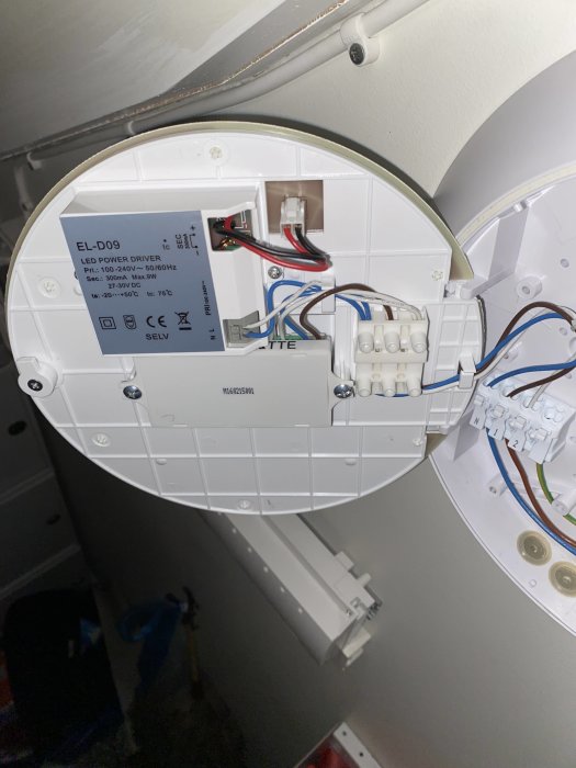 Innertaklampa öppnad visar LED-drivare och elektriska komponenter.