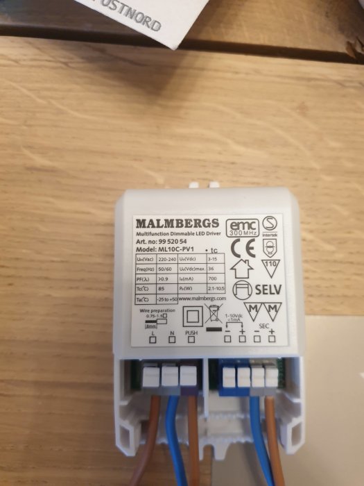 Malmbergs multifunktionsdimbar LED-driver med ledningar och tekniska specifikationer på etiketten.