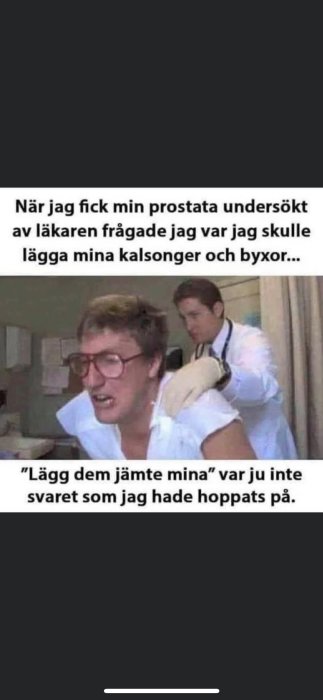 Humoristisk bild med två män, en ser chockad ut under medicinsk undersökning.