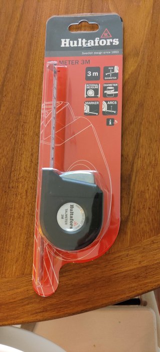 Ett nytt Hultafors talmeter måttband på 3 meter i förpackning på ett träbord.