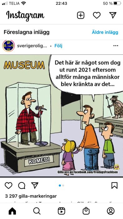 Illustration av en person stående i ett glasmonter på ett museum vid en mikrofon med skylten "komedi", med publik som tittar på.