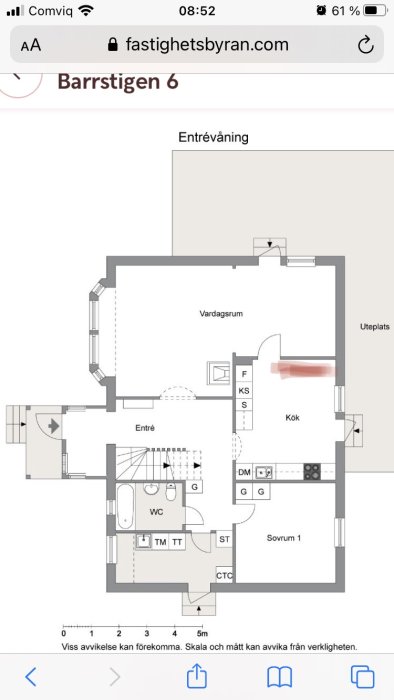 Ritning av entréplan med rödmarkerad vägg mellan kök och matsal i ett Myresjöhus från 1990.