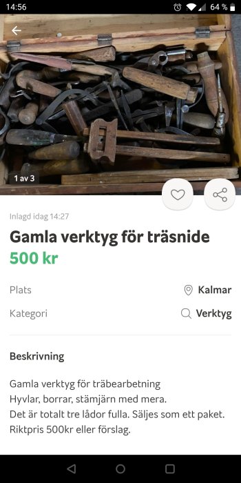 Samling av gamla verktyg för träbearbetning, bland annat hyvlar och stämjärn, i en trä låda.