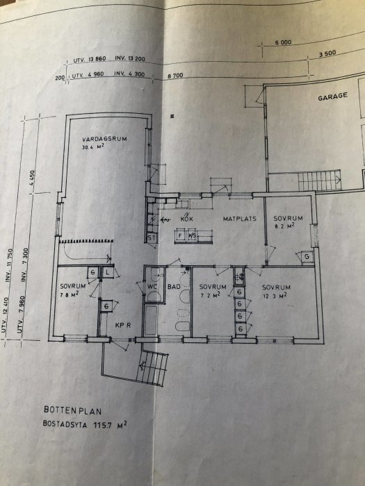 Bild av en bostads planritning från 1973 som visar ett kök öppet mot matplats, vardagsrum och ingång till badrummet.