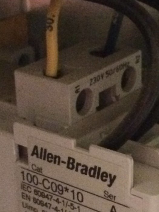 Närbild på en Allen-Bradley kontaktor med märkningen A1 och A2 på ovansidan.