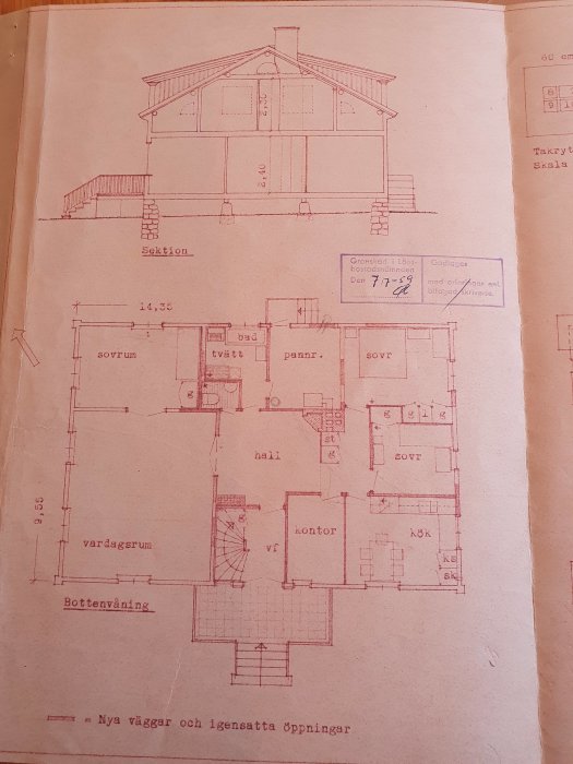 Äldre arkitektonisk ritning av ett hus, visar en sektion och planlösning med noteringar och stämpling från 1959.