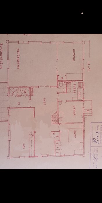 Äldre planritning av ett hus med markerade rum som kök, vardagsrum, sovrum, pannrum och bad.