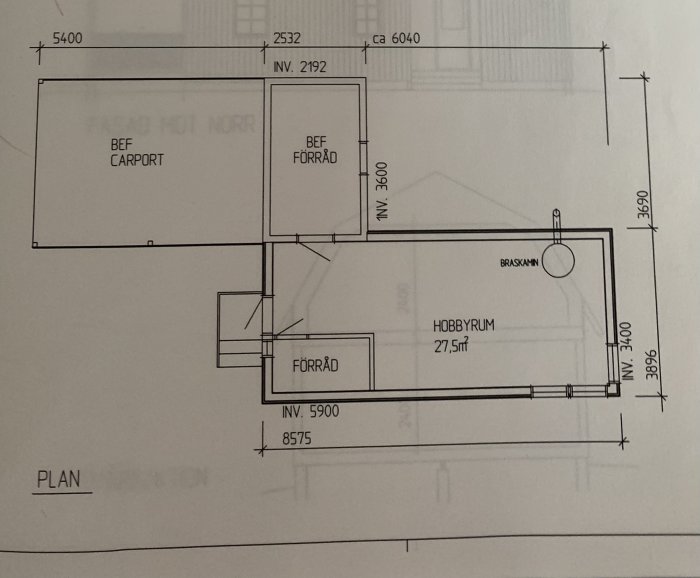 Arkitektritning av en carport som ska byggas om till ett gym med angränsande förråd och hobbyrum.