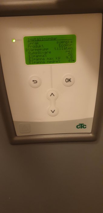 Display på en värmesystemskontrollpanel med inställningsmeny på skärmen, märkt CTC.