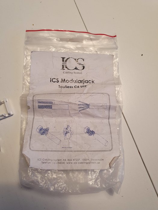 Plastpåse med ICS Modulärjack Cat6 UTP och instruktioner för verktygsfri installation.